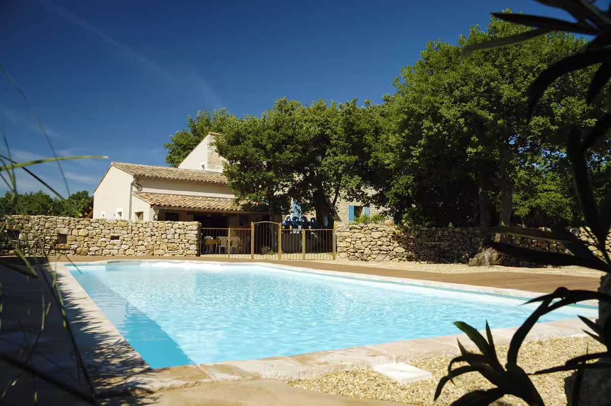 la piscine chauffée, vue depuis la maison